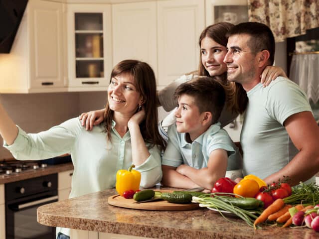 https://www.focus-on.gr/wp-content/uploads/2021/09/family-kitchen-taking-selfie-640x480.jpg