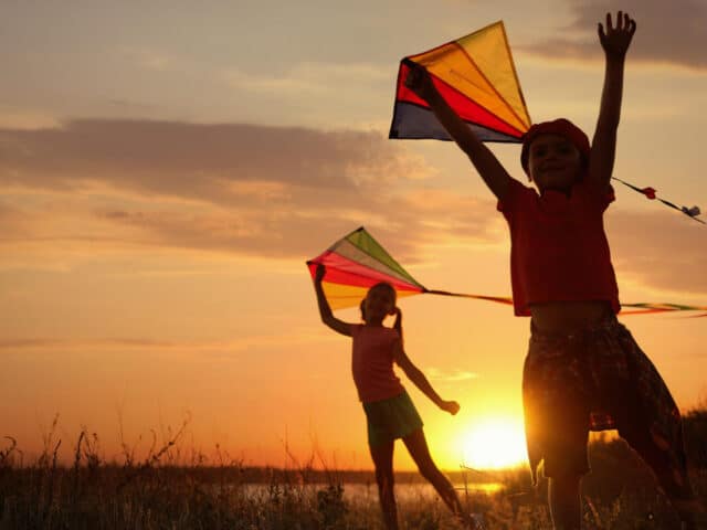 https://www.focus-on.gr/wp-content/uploads/2023/02/cute-little-children-playing-with-kites-outdoors-sunset-spending-time-nature-640x480.jpg