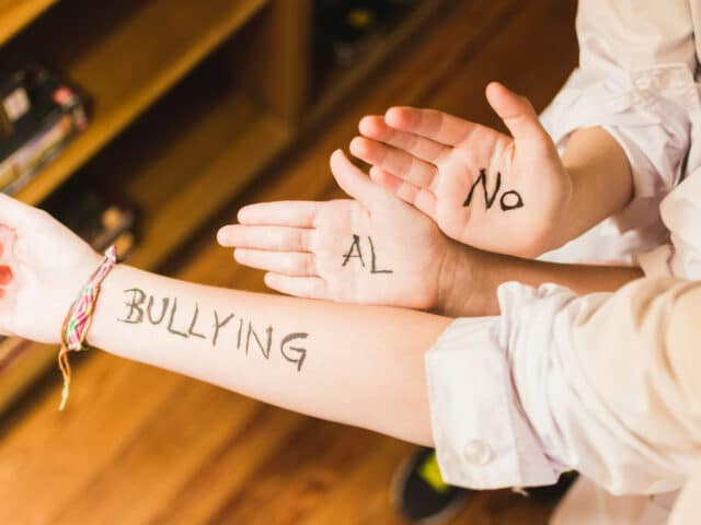 https://www.focus-on.gr/wp-content/uploads/2023/03/slogan-against-bullying-written-children-s-hands-640x480.jpg