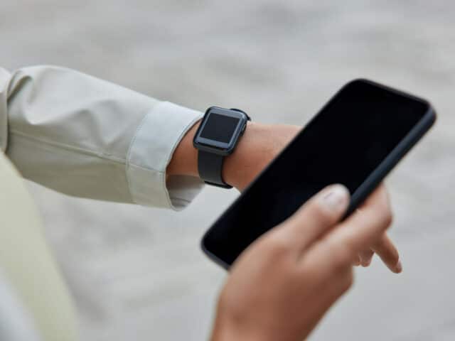 https://www.focus-on.gr/wp-content/uploads/2023/03/womans-hand-with-wearable-smartwatch-mobile-phone-empty-screen-checking-fitness-results-monitoring-physical-activity-640x480.jpg