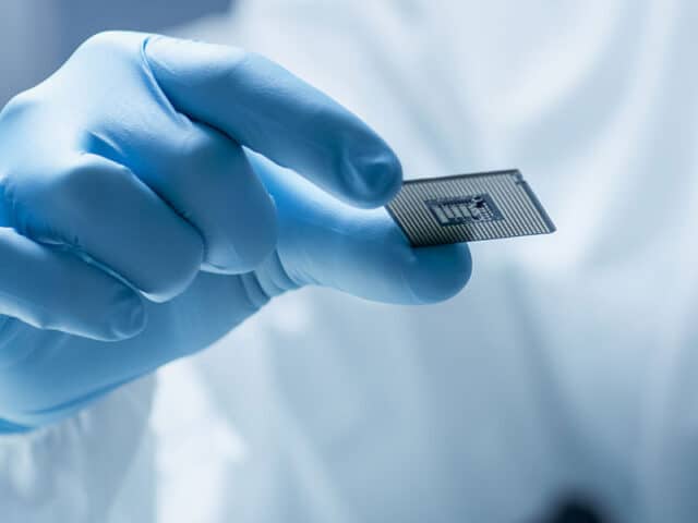 https://www.focus-on.gr/wp-content/uploads/2023/06/microchip-Shutterstock-640x480.jpg