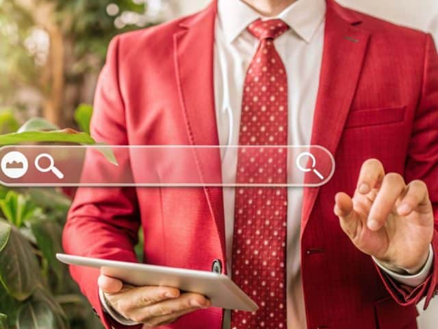 https://www.focus-on.gr/wp-content/uploads/2025/03/man-red-suit-is-holding-tablet-with-man-red-suit-holding-tablet-640x480.jpg