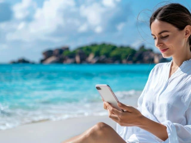 https://www.focus-on.gr/wp-content/uploads/2025/03/relaxing-beach-while-shopping-online-with-smartphone-640x480.jpg